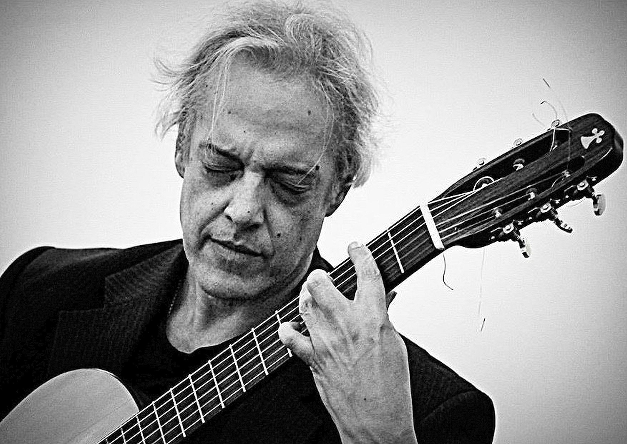 image of Marcos Vinicius playing the guitar